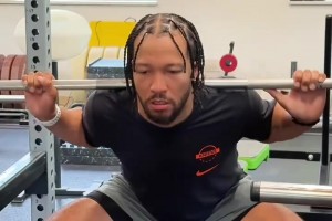 看他这一招一式，真的太像麦迪了！他就是奇才队选中的状元迪班萨