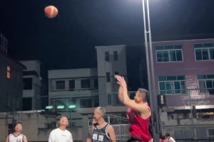 卧槽，这是野球场乔丹？大哥这手跳投简直不要太帅啊！